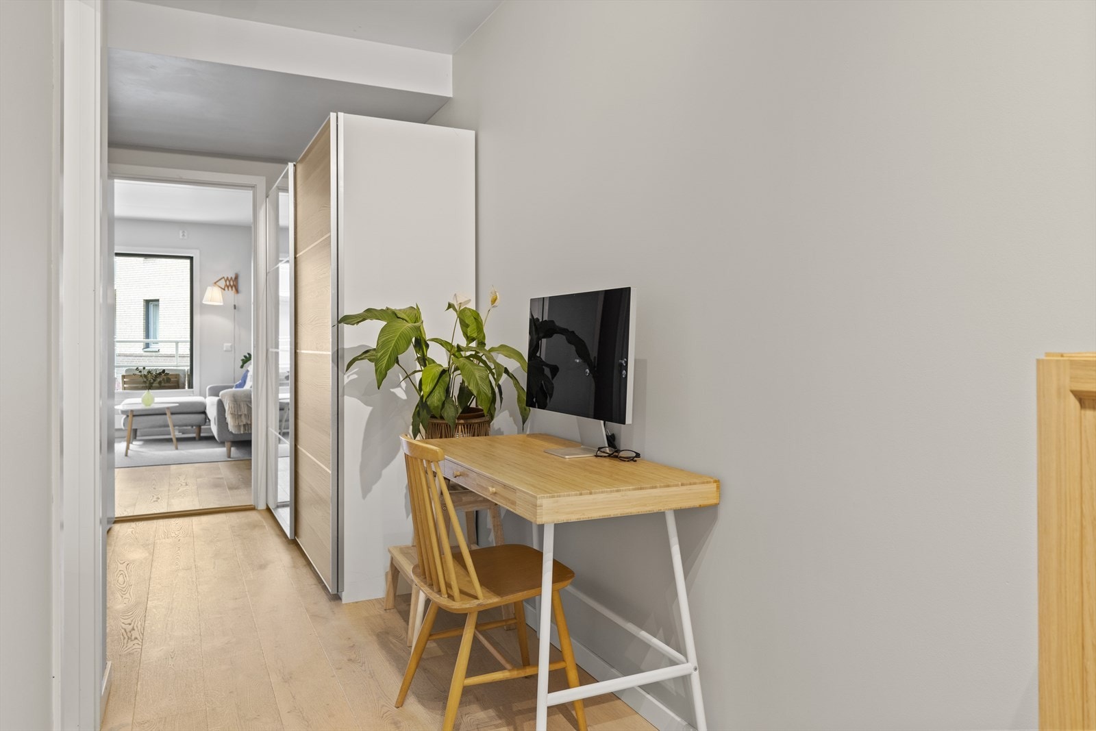 Stor praktisk skyvedørsgarderobe med godt med oppbevaring som medfølger. Galleribilde