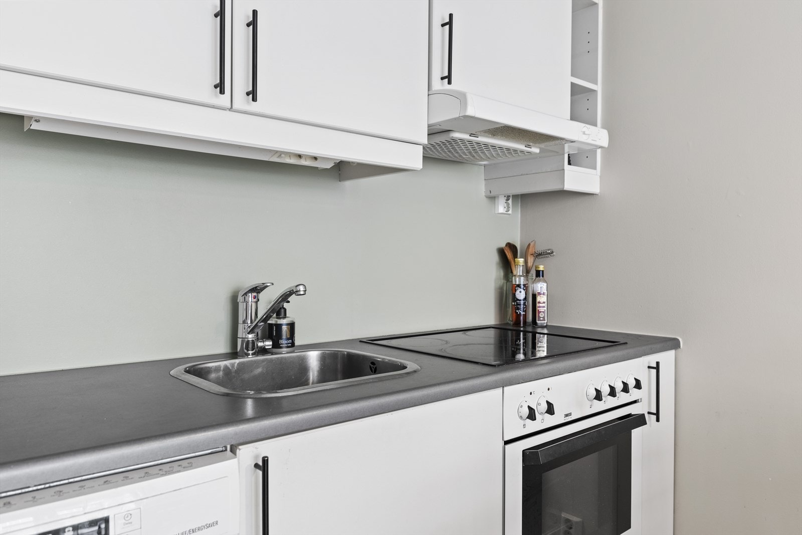 Godt med benkeplass og oppbevaring i skap og skuffer. Galleribilde