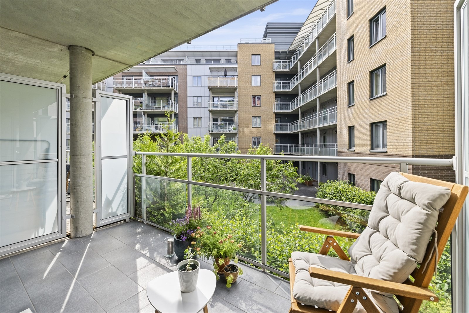 Balkongen er på ca. 9 kvadratmeter. Balkongen har gode solforhold fra tidlig morgen til ca. kl. 18 (i flg. selger) og er omtrent sydvendt. Galleribilde