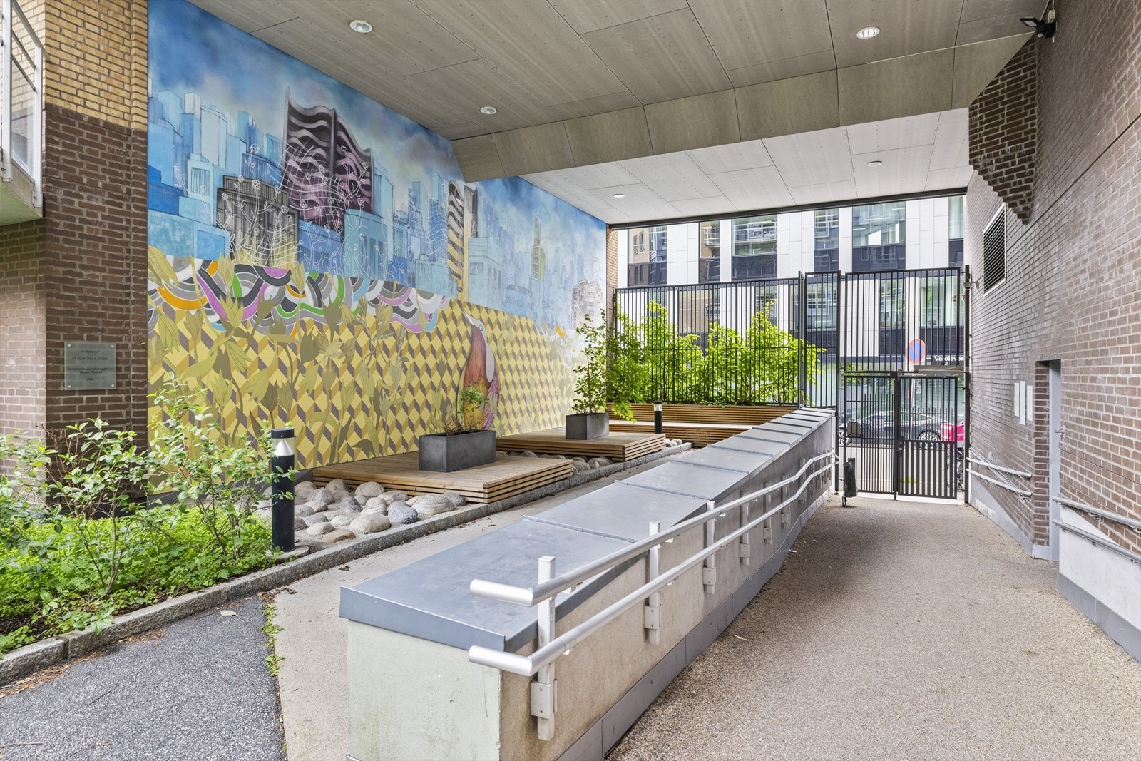 Alle innganger til bakgården er avstengt og er et rolig område for beboerne. Galleribilde