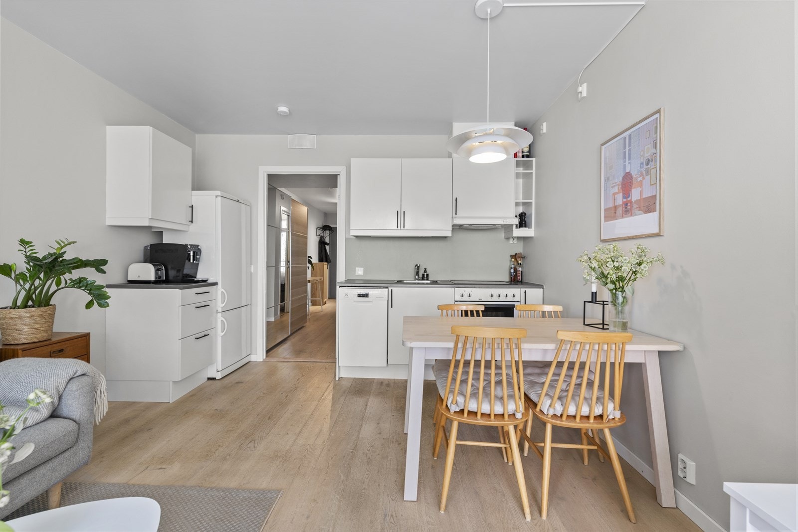 Kjøkkenet er smart og arealeffektivt plassert inntil veggene for maksimal utnyttelse av rommet. Galleribilde