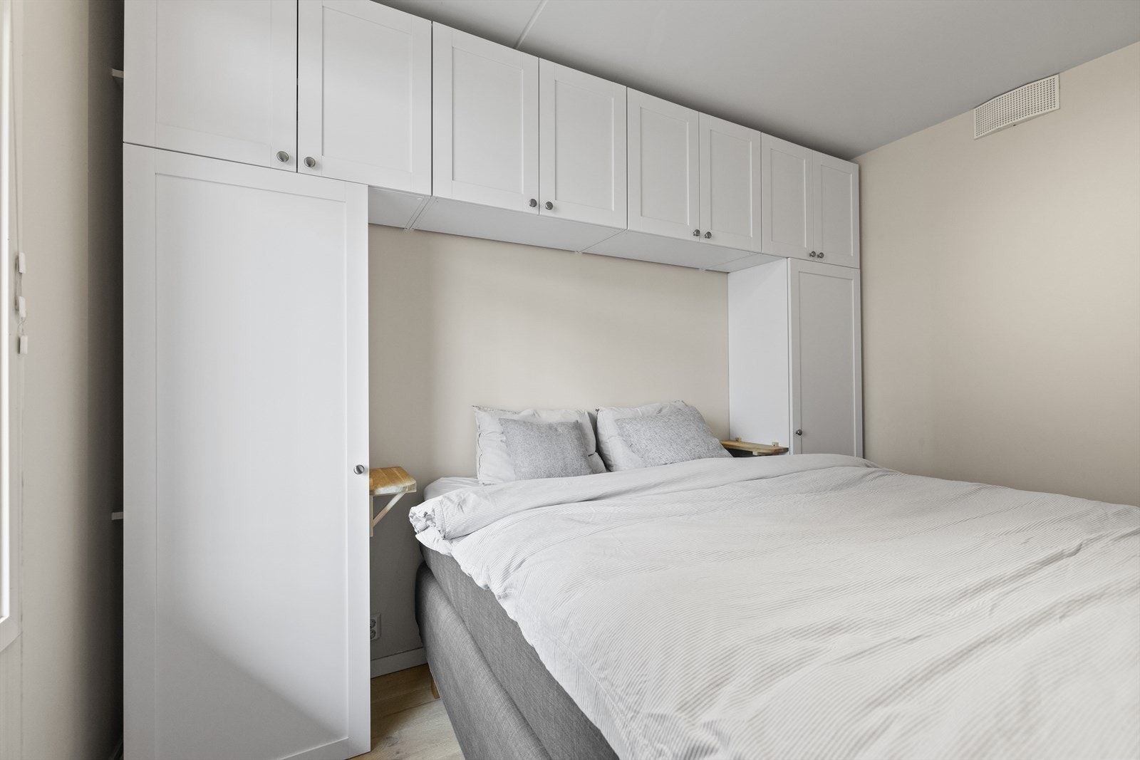 God plass til innredning med stor dobbeltseng. Oppbevaring i gardobeskap som medfølger. Galleribilde