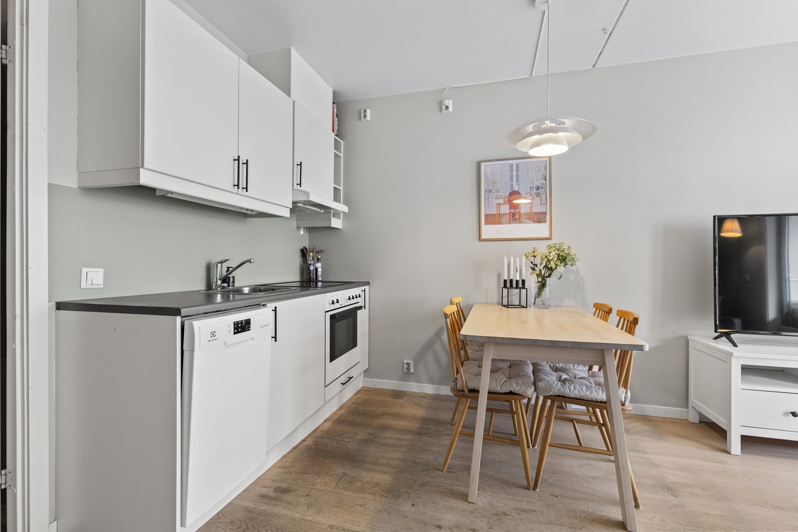 Laminat benkeplate med oppvaskkum (liten type) og ett greps svingbart blandebatteri. Keramisk koketopp og innebygget stekeovn. Galleribilde