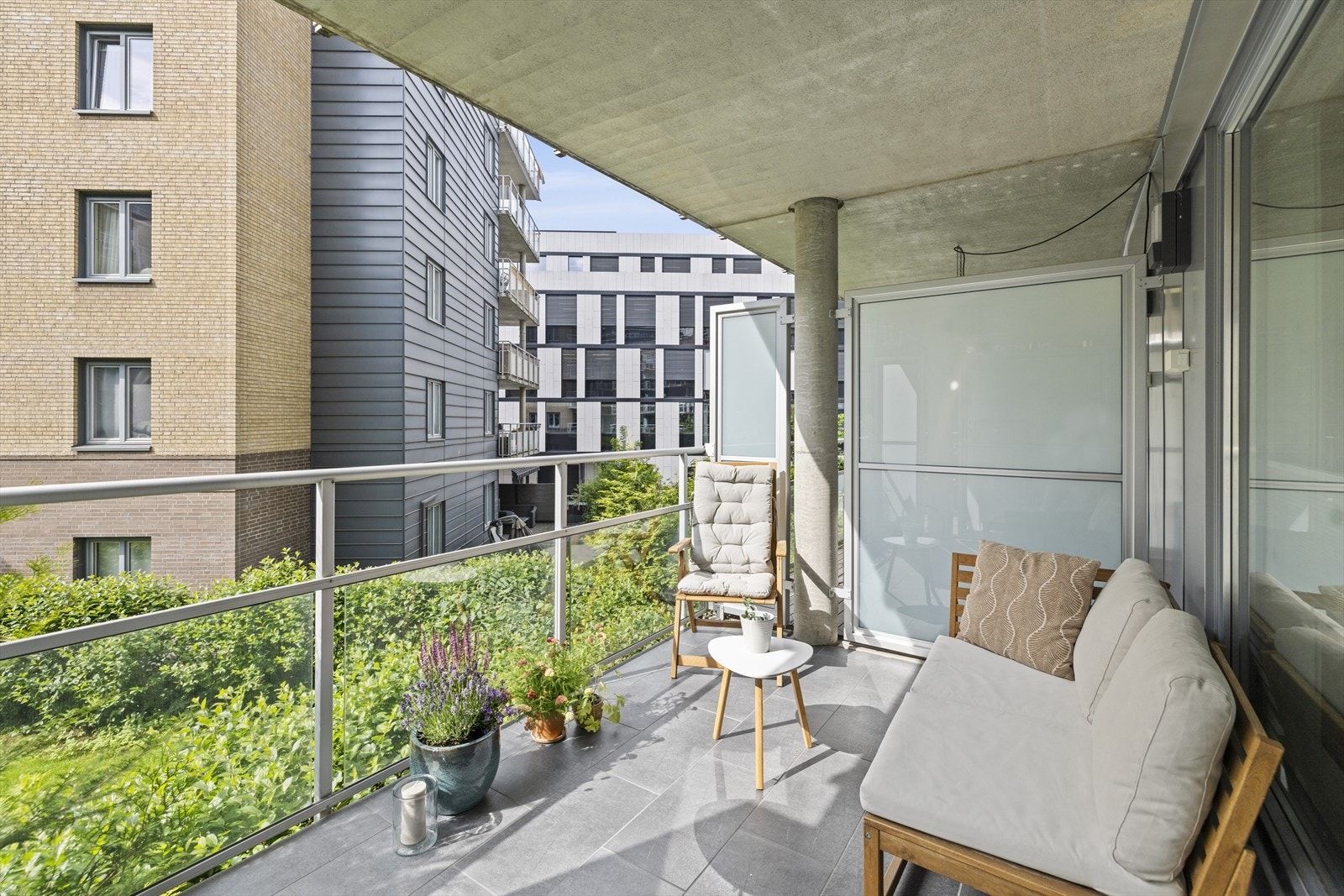 Balkong er vendt mot sameiets rolige bakgård. Sommerstid er balkongen en deilig forlengelse av stuen. Galleribilde