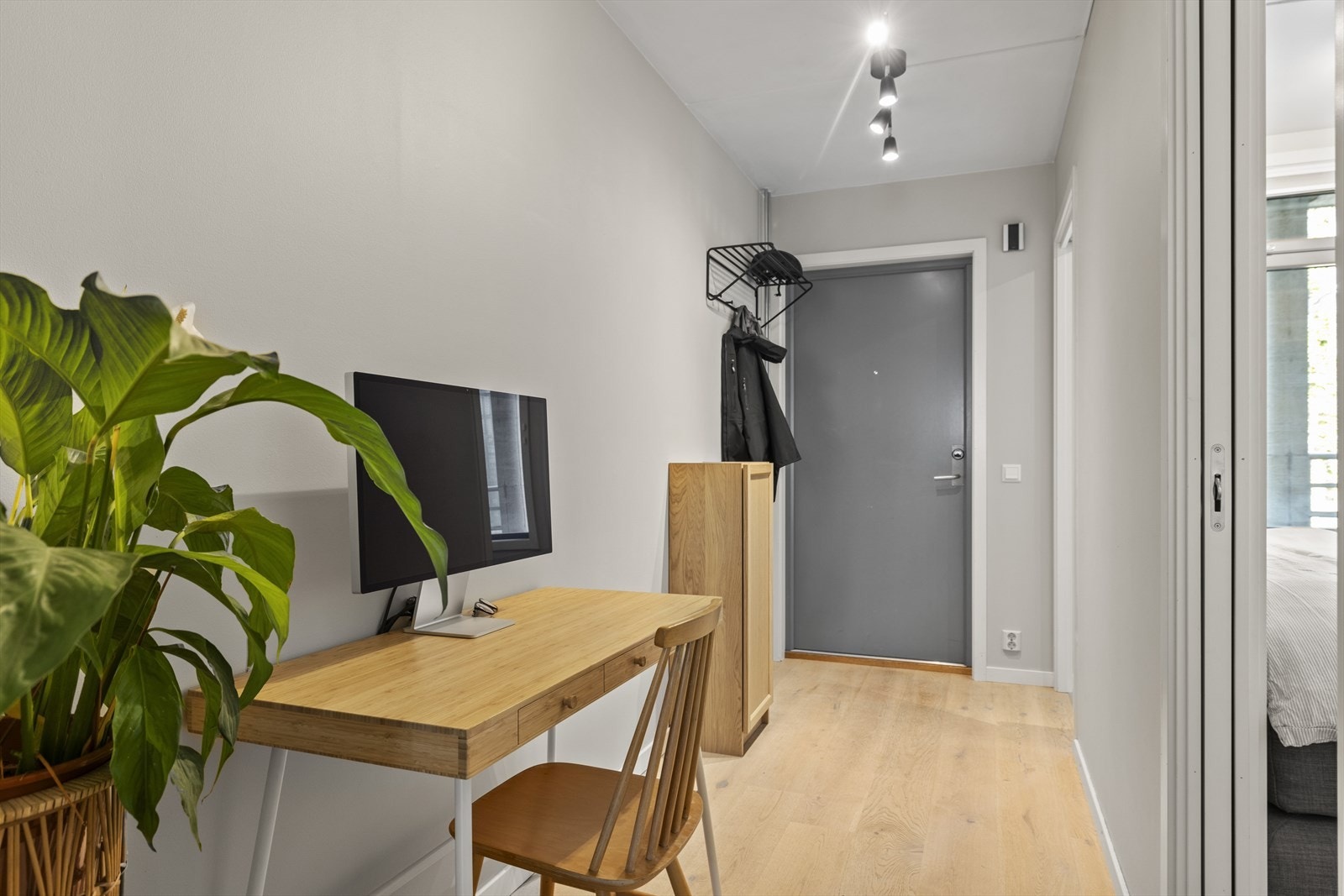 Plass til kontorpult til hjemmekontor om ønskelig. Galleribilde