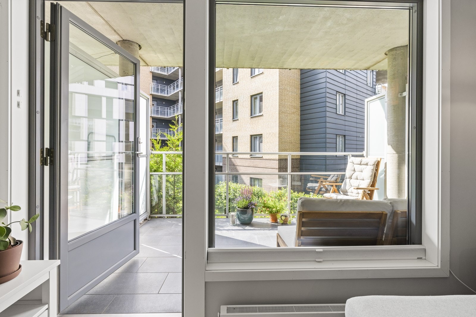 Fra stuen ser du også sameiets grønne fellesarealer og man kan åpne balkondørene og det oppleves rolig selv om man bor supersentralt. Galleribilde