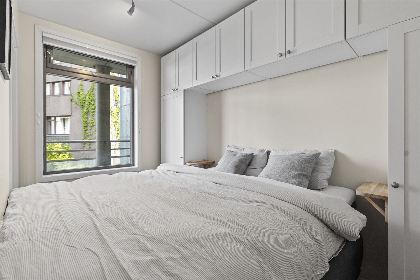 Romslig soverom beliggende ut mot sameiets rolige fellesareal. Galleribilde