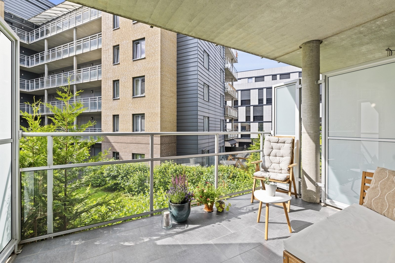 Herlig stor balkong på ca. 9 kvm beliggende ut mot indre gård som har pent opparbeidede grøntområder. Galleribilde