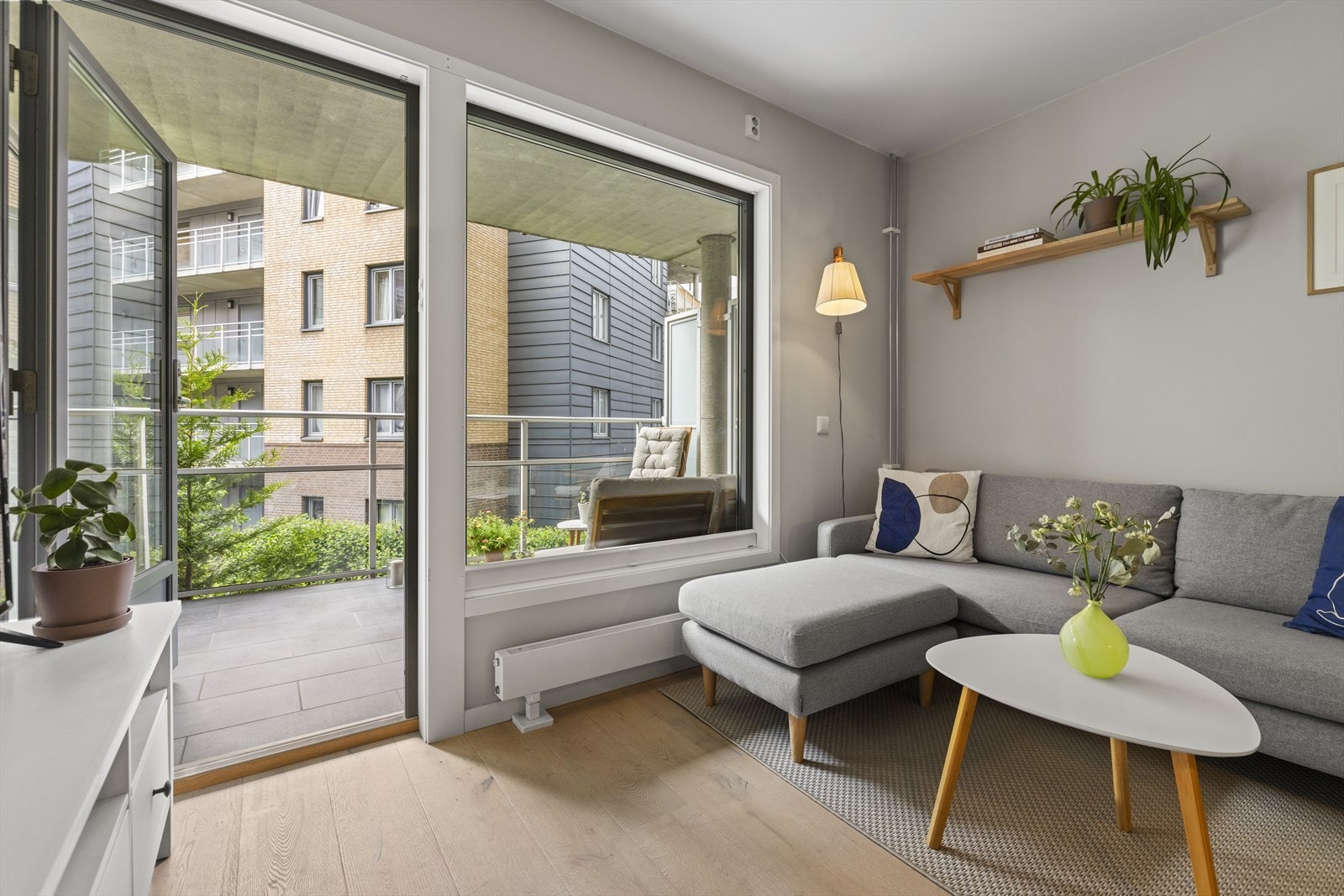 Lys og pen 2-roms selveier beliggende i byggets 2 etasje med enkel adkomst via heis. Galleribilde