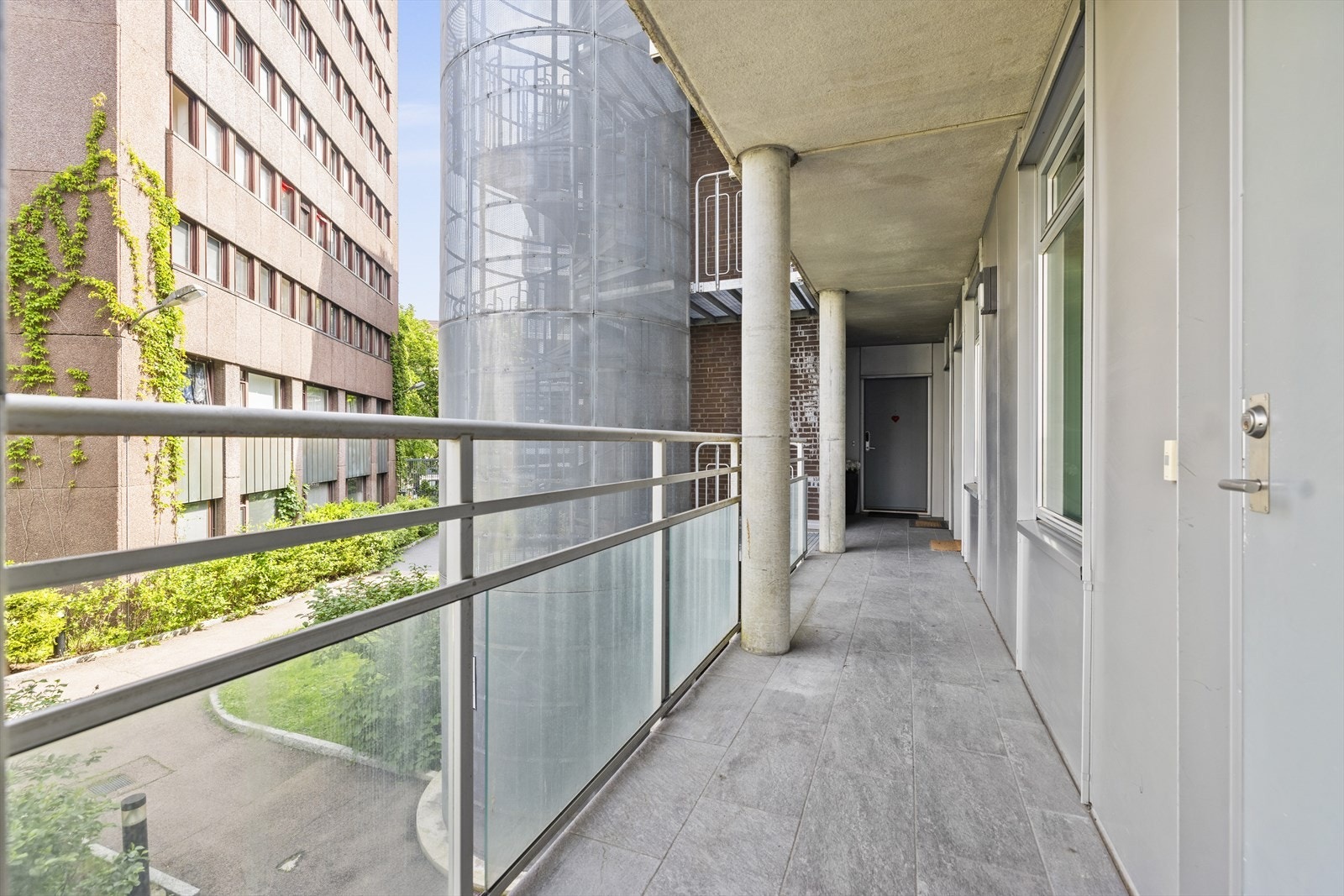 Adkomst til leiligheten via svalgang. Galleribilde
