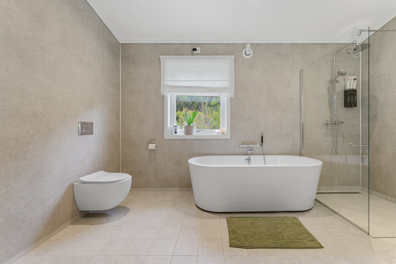 Her er det både dusj og badekar. Galleribilde