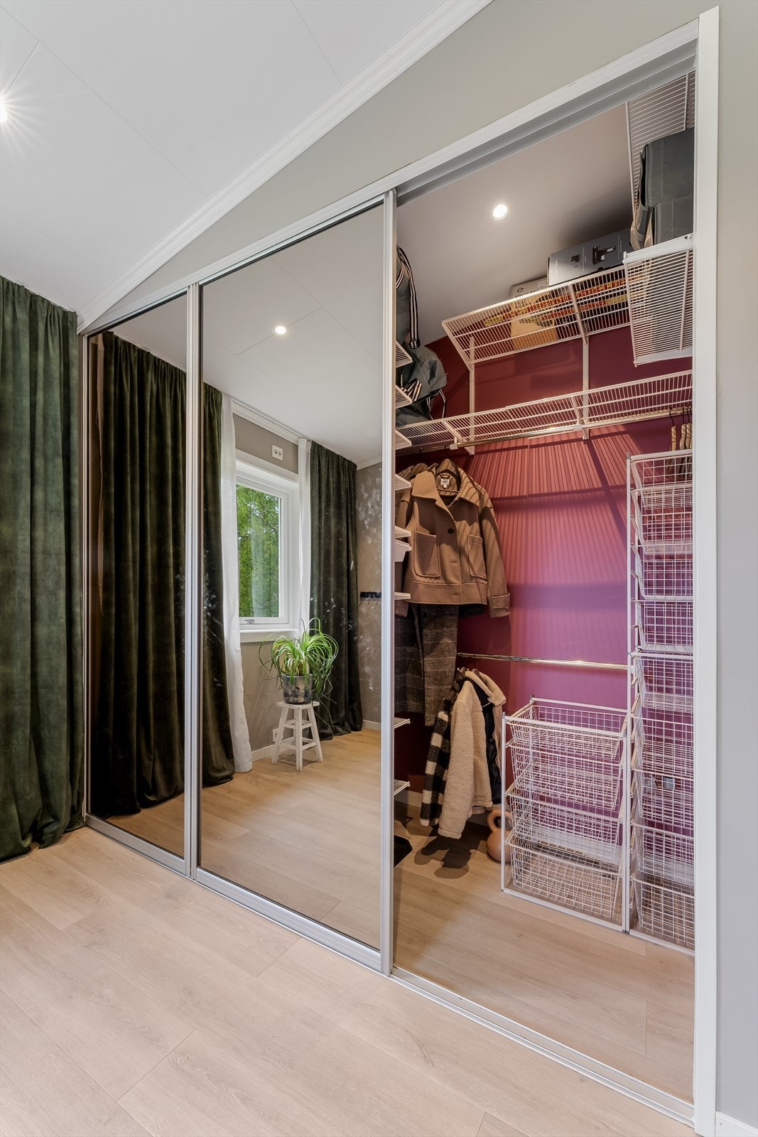 Praktisk garderobe i entreen til uteklær og sko. Galleribilde