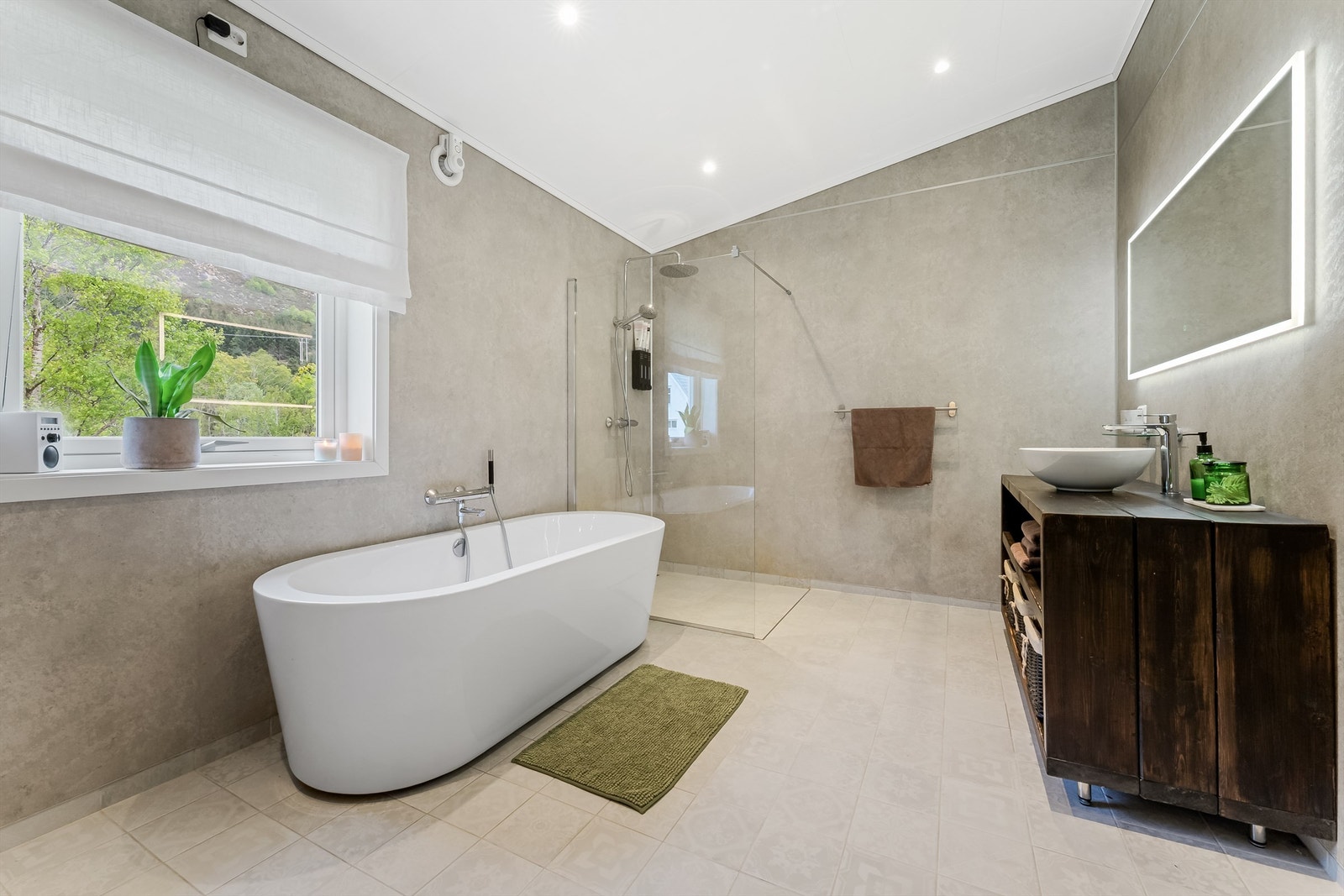 Flott og oppusset bad i hovedetasjen. Badet er fra 2020. Galleribilde