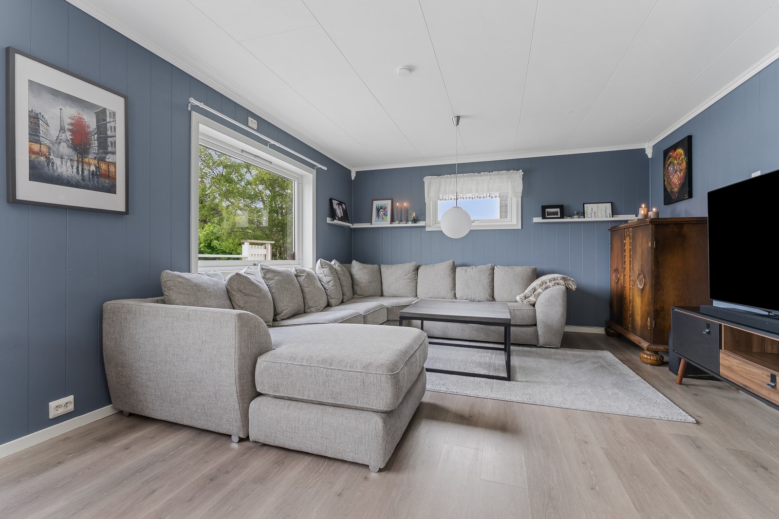 I stuen er det god plass til både sofagruppe og spisestue. Galleribilde