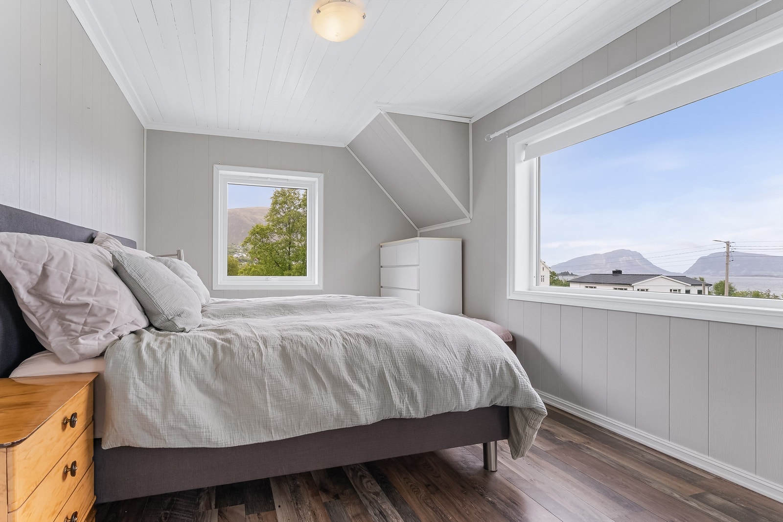 Hovedsoverom. Alle soverommene tilhørende hoveddelen er i loftetasjen. Galleribilde