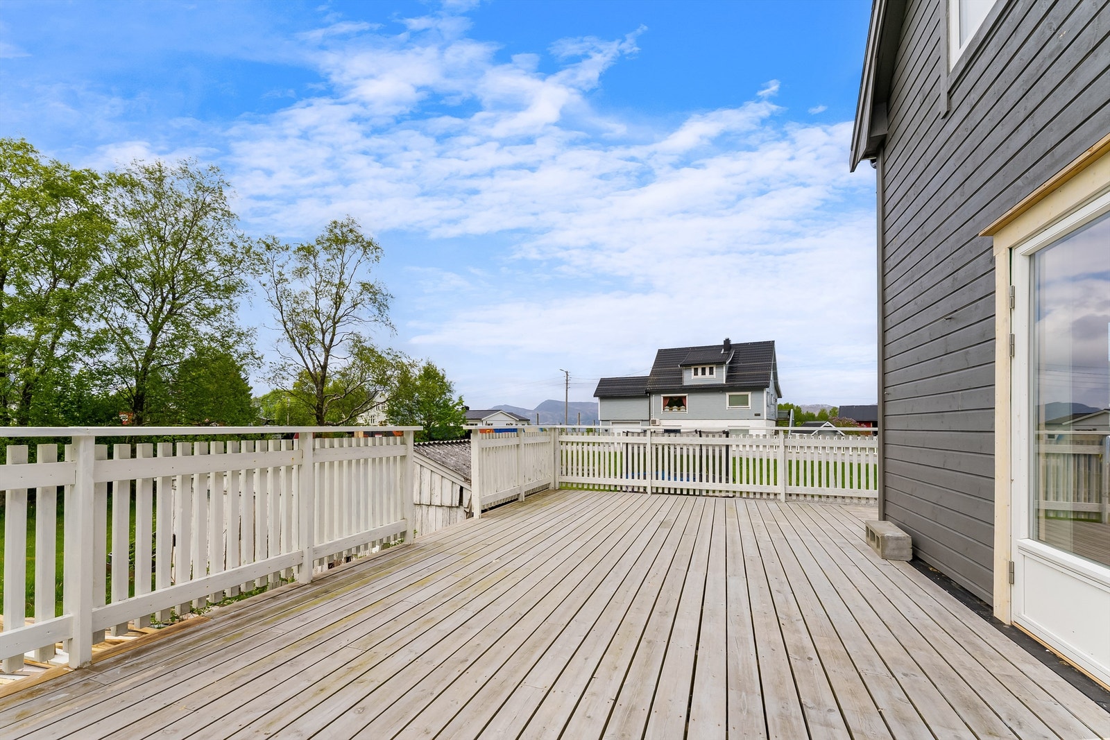 Stor veranda som går rundt store deler av boligen. Galleribilde