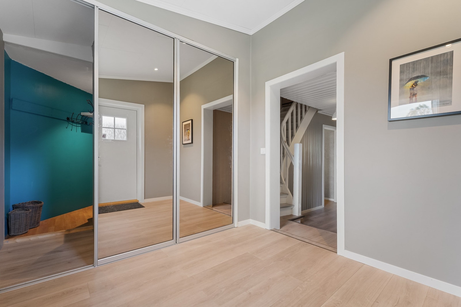 Entre med stor skyvedørsgarderobe. Galleribilde