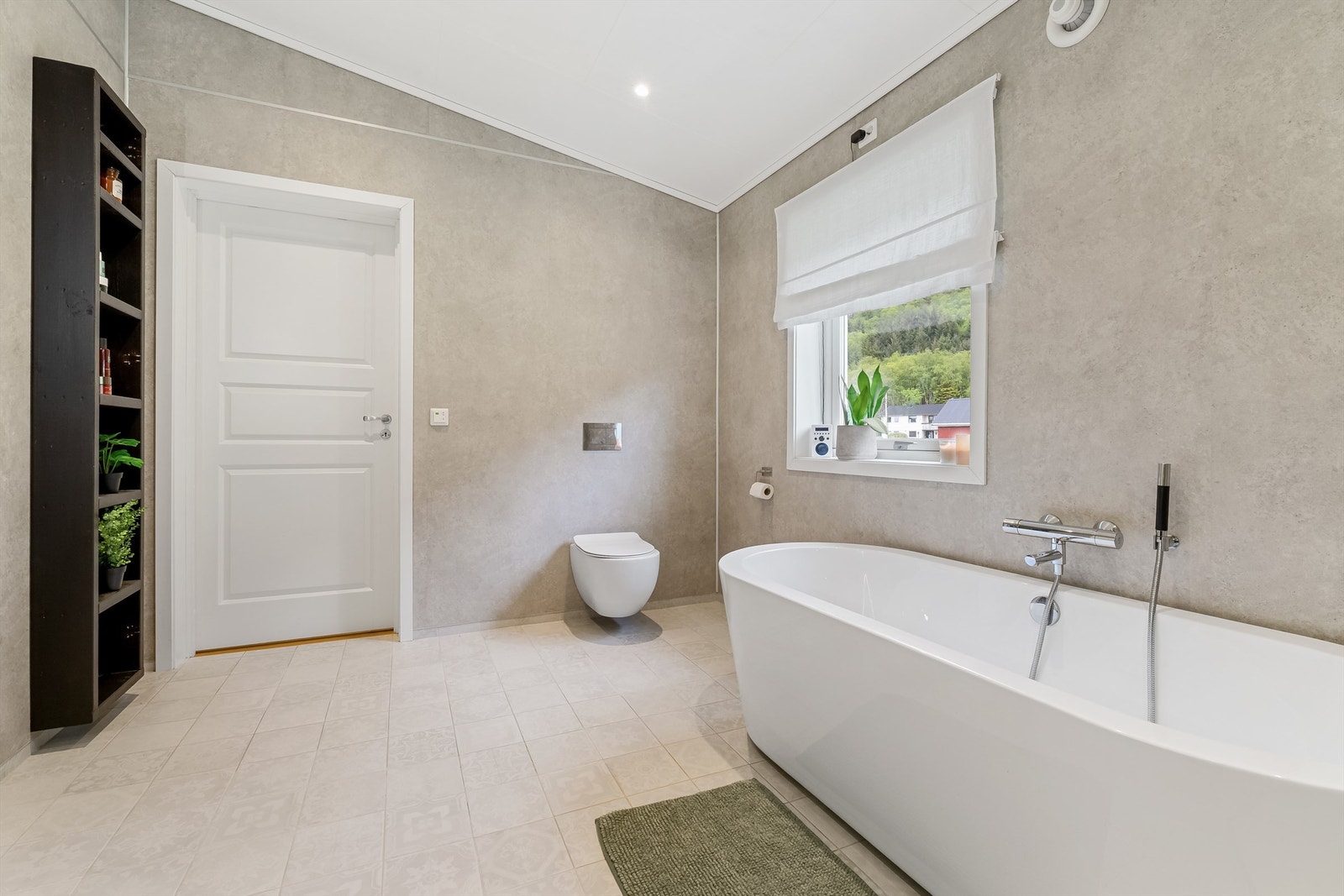 Inngangsdør til vaskerom fra badet. Galleribilde