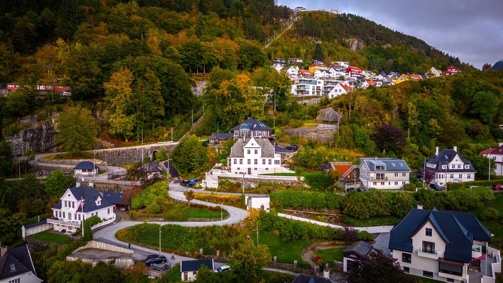 - Villaen har et klassisk uttrykk og har mange flotte trekk, både innvendig og utvendig - Galleribilde