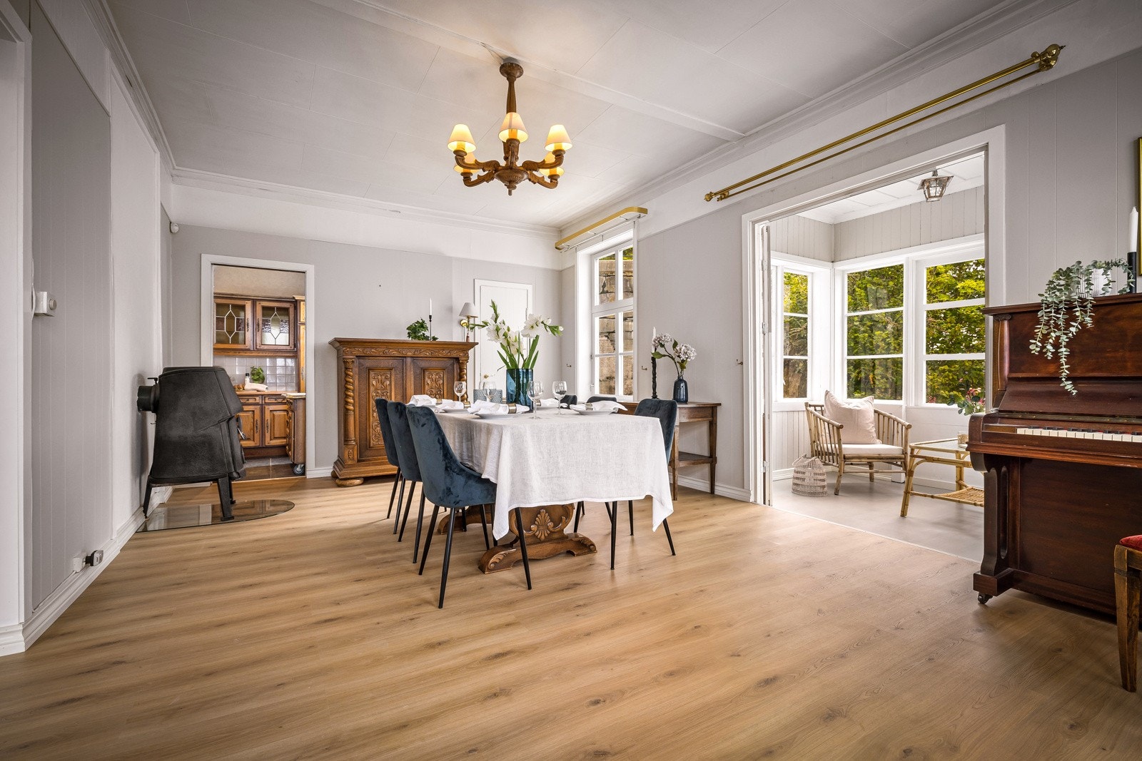 - Blant stuene er spisestuen størst, og måler omtrent 25 kvm - Galleribilde