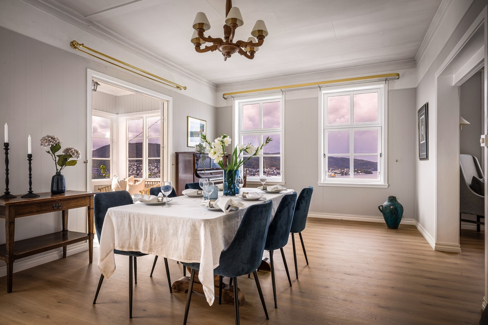 - 1. etasje har gjennomgående store, gode rom med plass til felles opphold og ulike sammenkomster - Galleribilde