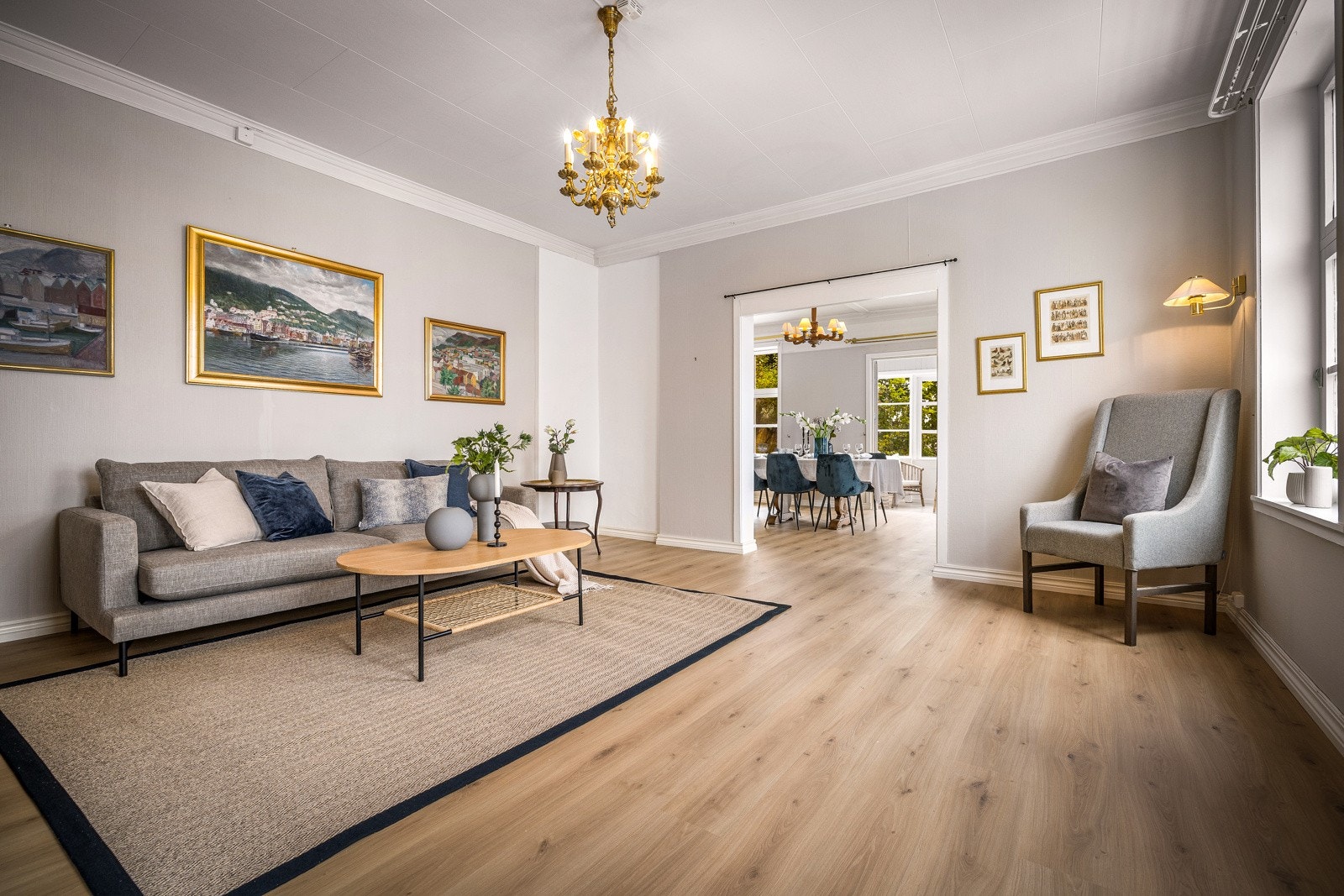 - Stuen er svært romslig og har i tillegg god takhøyde på ca. 2,80m som gir ytterligere romfølelse - Galleribilde