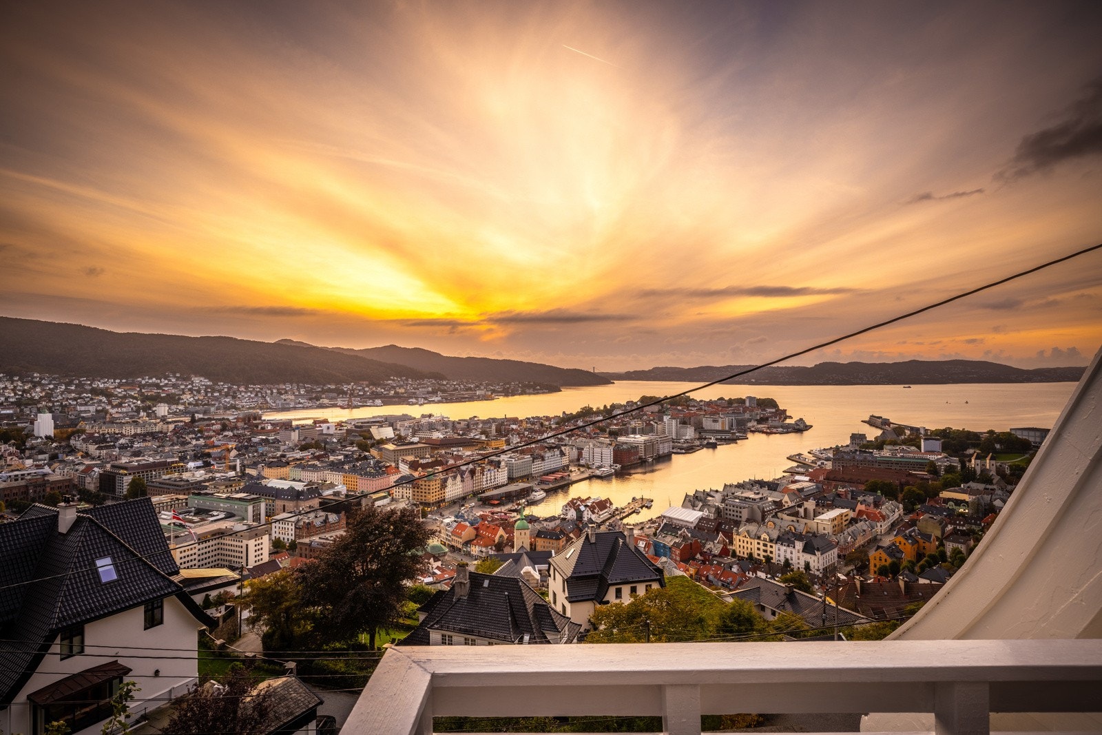 - Denne ærverdige villaen ligger fantastisk fint til i Fjellveien med spektakulære sol- og utsiktsforhold - Galleribilde