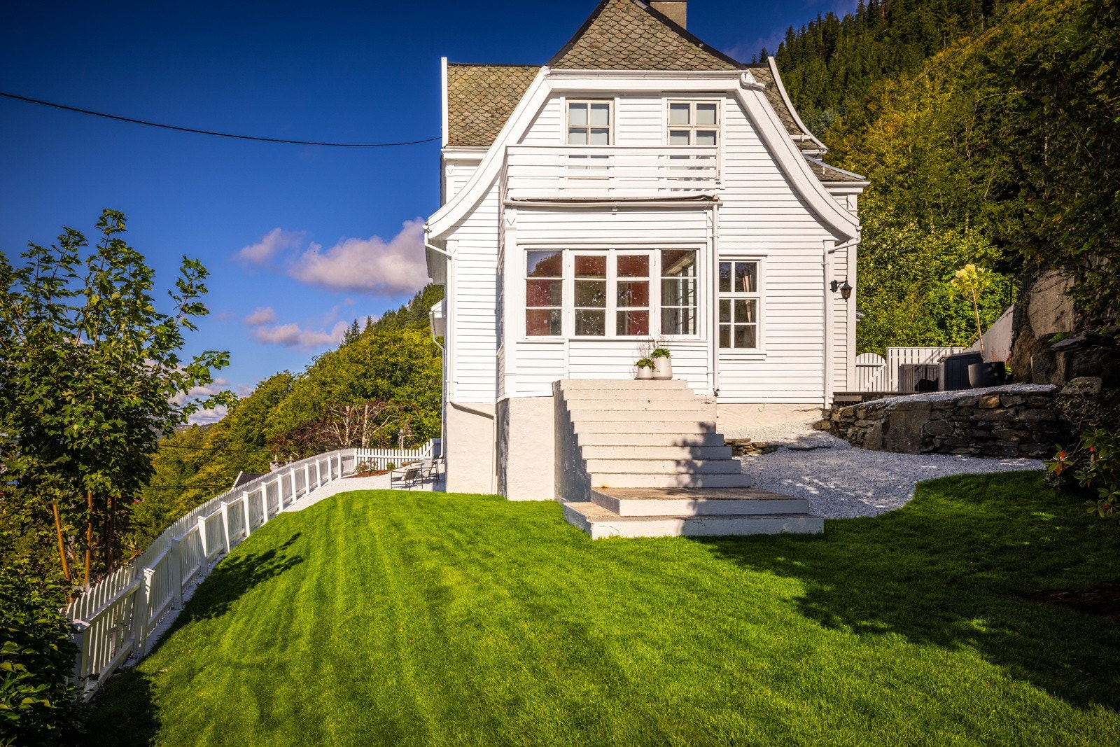 - Velholdt og solrik hage. Det er mulighet for å oppføre garasje med heis til villaen - Galleribilde