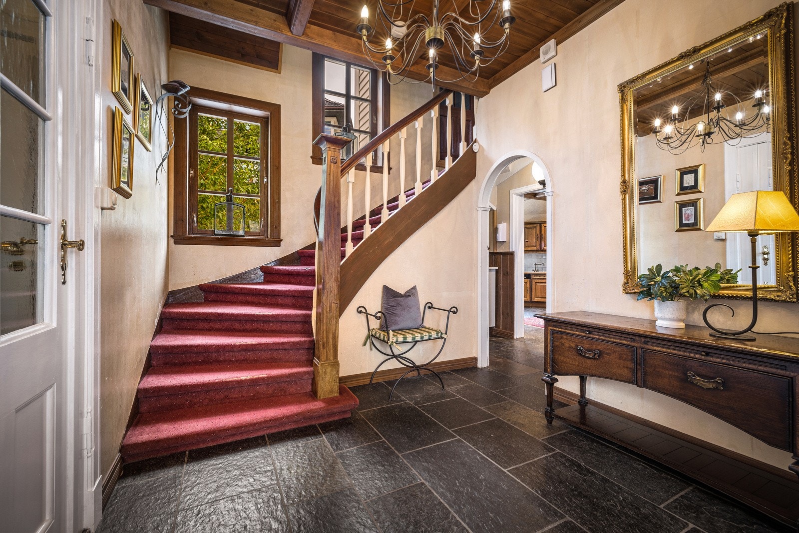 - Fra entreén kommer man inn i villaens romslige gang som leder videre til kjøkkenet, bi-inngangen og TV-stuen, samt trapp til 2.etasje - Galleribilde