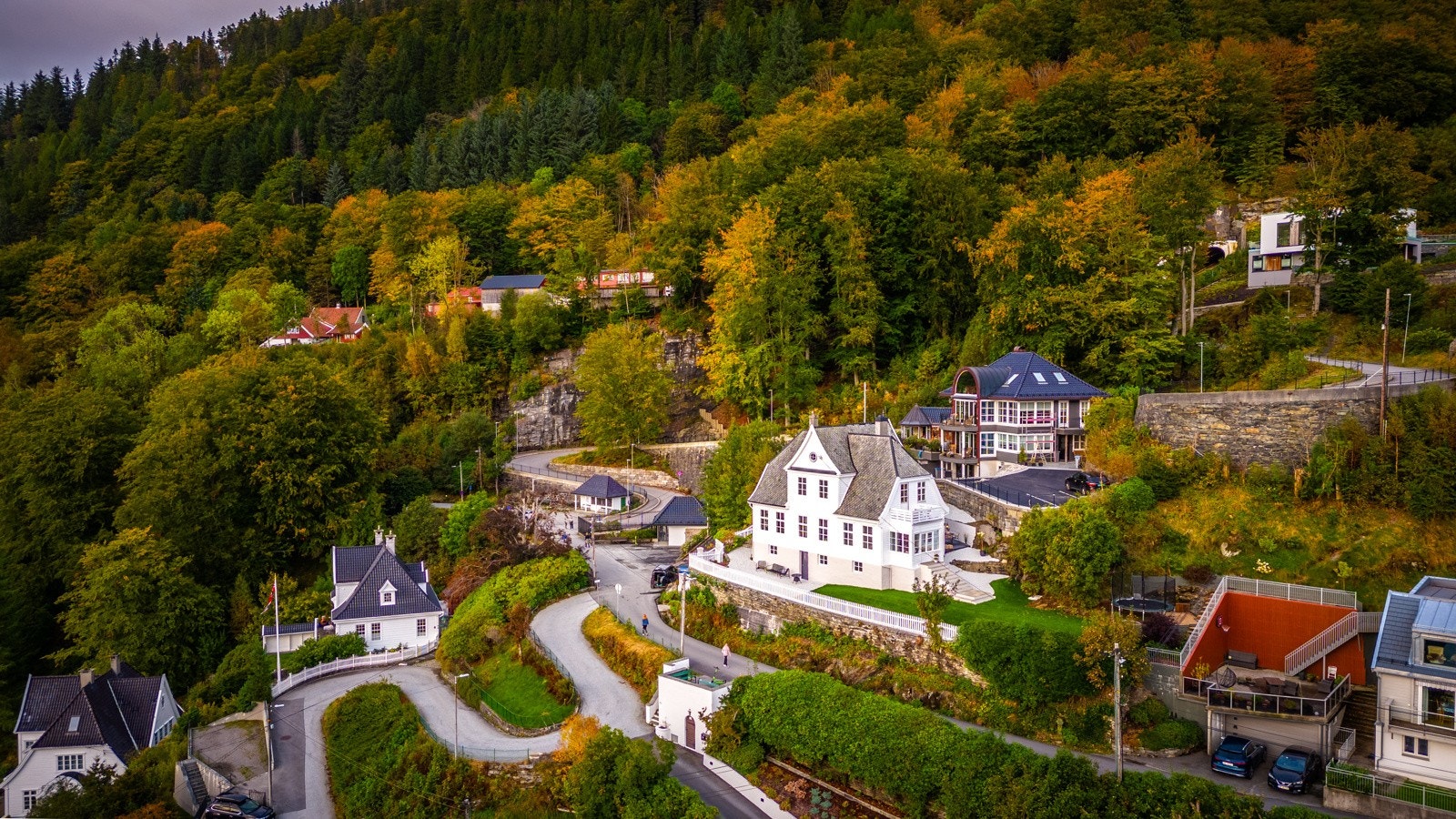 - Eiendommen har områder med nylagt hvit grus, nylagt plen, terrassedekke, samt diverse prydbusker og beplantning - Galleribilde