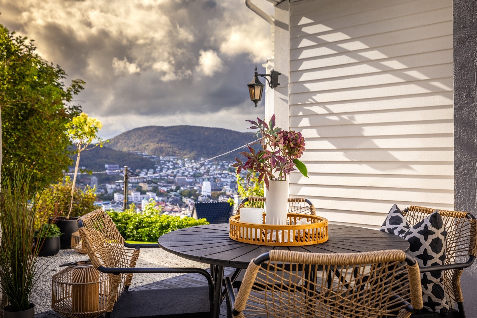 - Fra kjøkkenutgangen er det terrassedekke som skaper en flott uteplass for middager og selskaper på sommerstid - Galleribilde