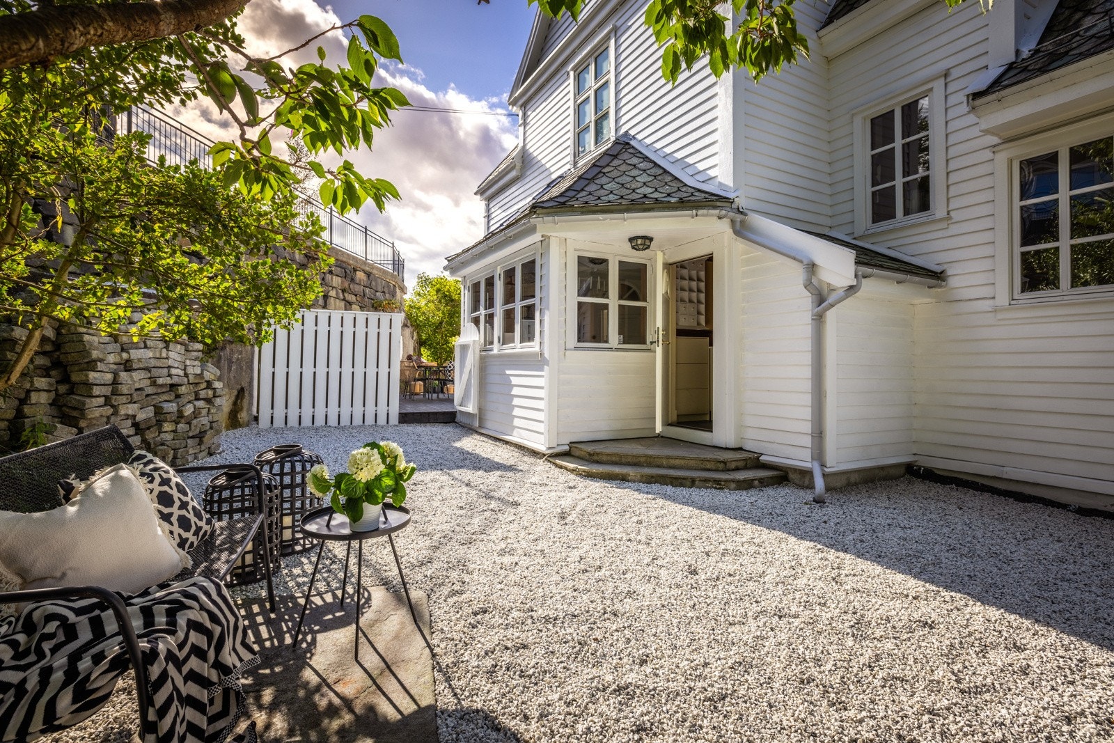 - Her er det lagt ny grus og det er egen inngang fra baksiden - Galleribilde