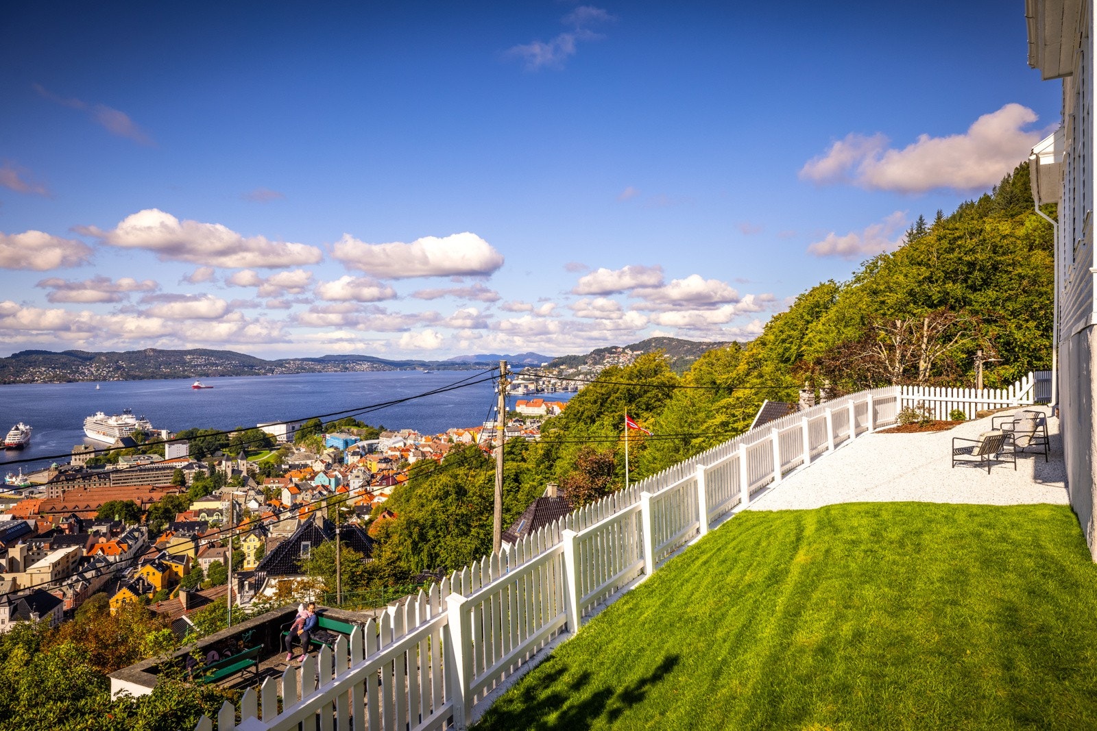 - Her kan man sitte å nyte den frie utsikten, samtidig som man sitter skjermet på den høye tomten - Galleribilde