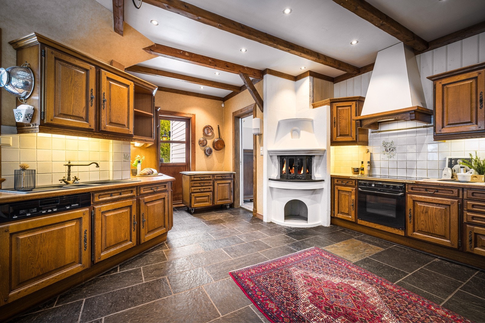 - Kjøkkenet er av god størrelse og har en fin peis - Galleribilde