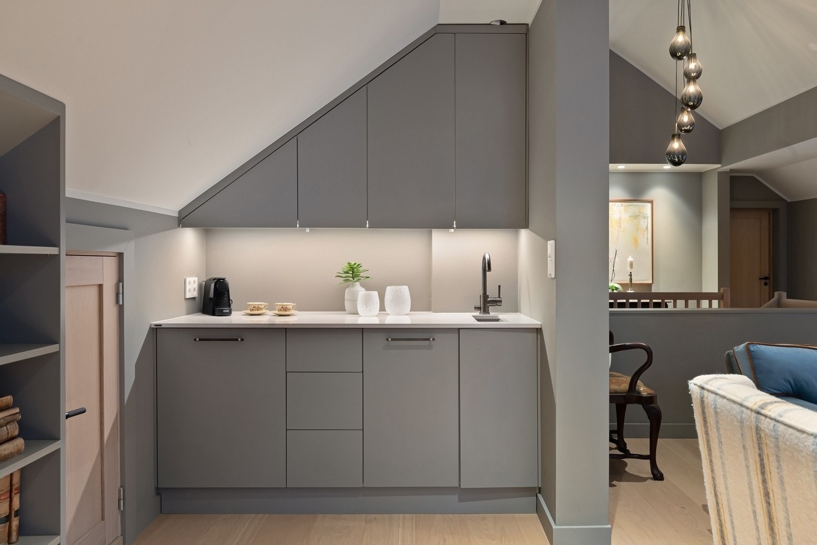 Kjøkkenet har en moderne innredning, med soft-close funksjon, takoppforing og LED-lys. Underlimt stålkum, integrert oppvaskmaskin (smal type) og kjøleskap. Galleribilde