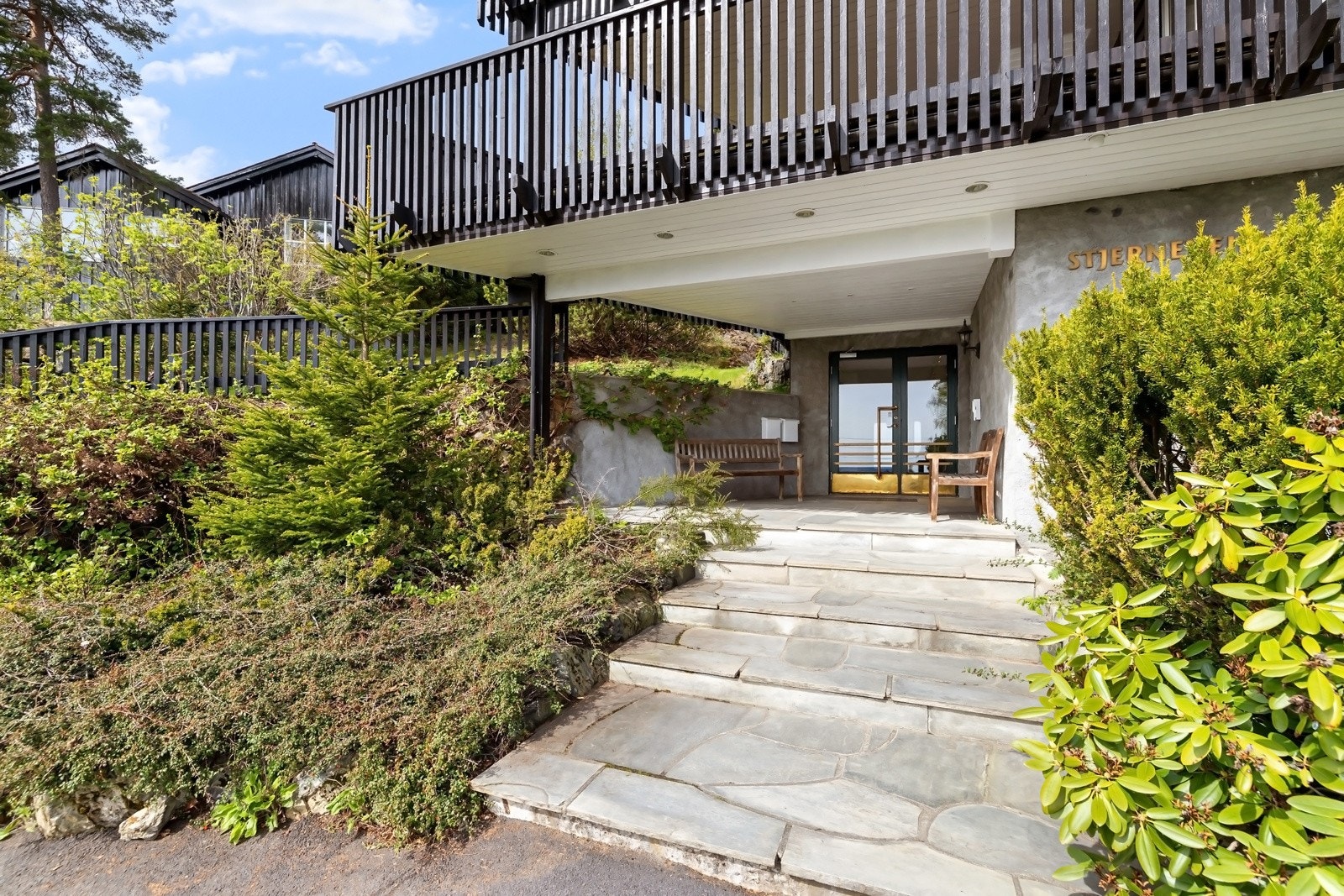 Det er etablert snøsmelteanlegg i kjørespor og gangveier til sameiet. Galleribilde