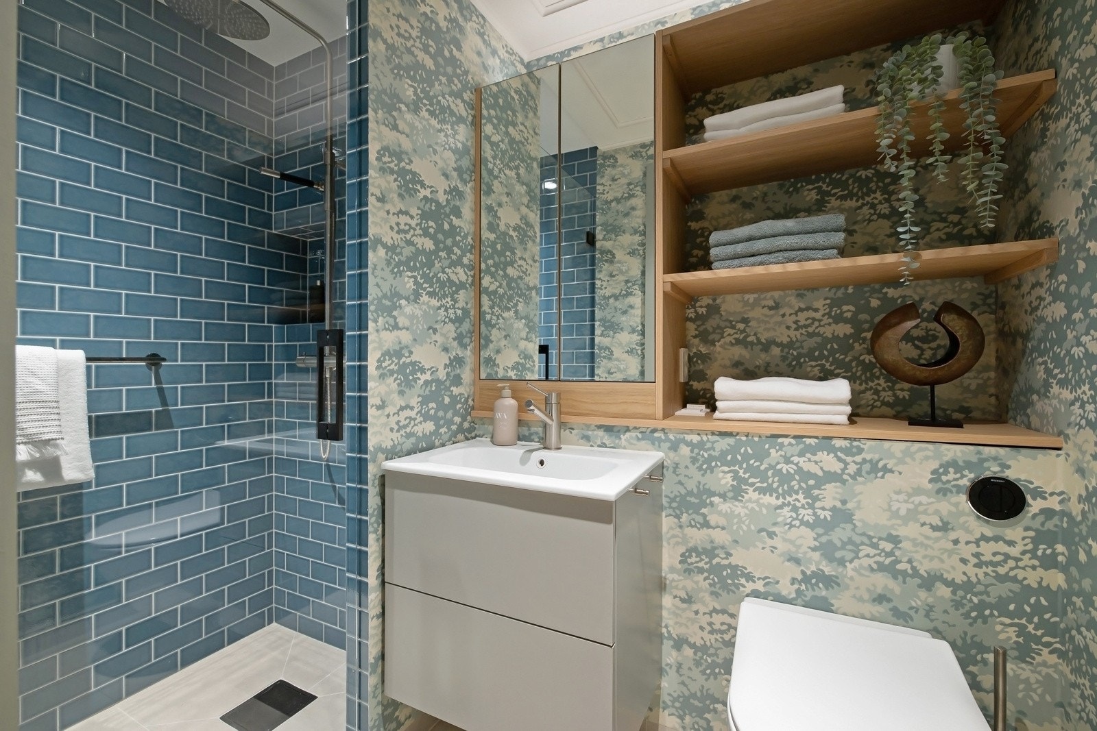 Baderom 2 (3 etasje - renovert 2021) - Flislagt bad/wc med varmekabler, avtrekk, speilskap, downlights, servant med innredning, dusjhjørne med innfellbar glassdør og nedsenk, samt vegghengt toalett. Galleribilde