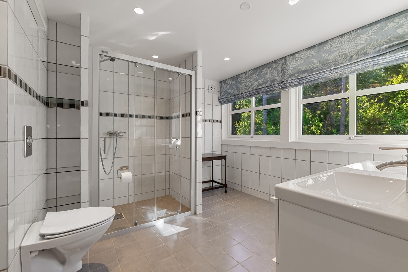 Baderom 3 (Lofts etasje) - Flislagt bad/wc med varmekabler. avtrekk, speil, downlights, dobbel servant med innredning, dusjhjørne med nedsenk og skyvedør i glass, smat vegghent toalett. Galleribilde