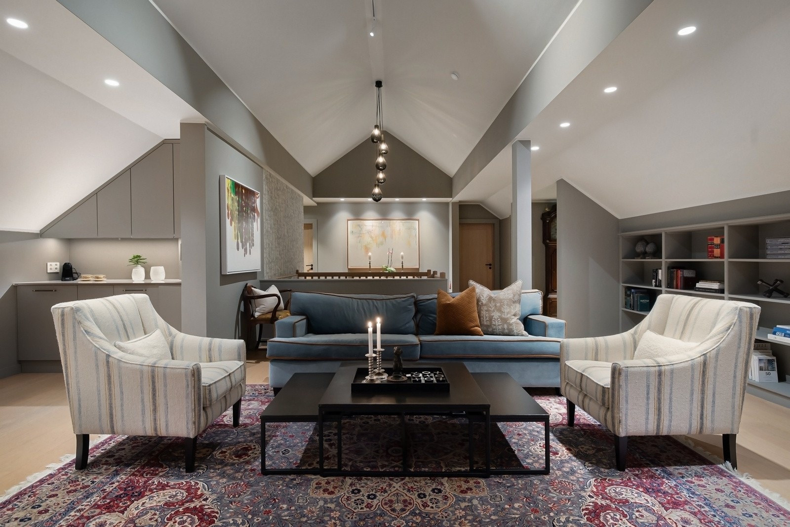 Det er etablert et praktisk kjøkken/bar løsning i loftsstuen, som gjør logistikken enkel ved f.eks selskap. Galleribilde