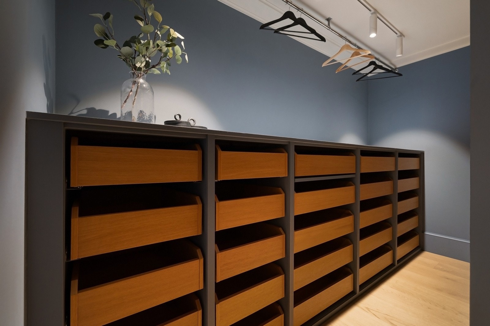 Walk-in garderobe i tilknyttning til hovedsoverom, med plassbygde innredninger. Galleribilde