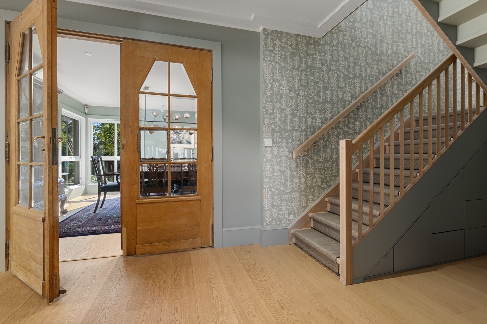 Leiligheten ble oppgrader/renovert i 2021 i regi av interiør arl. Ingebor Werenskiold, stilen er gjennomført og flere flotte klassiske detaljer er bevart Galleribilde