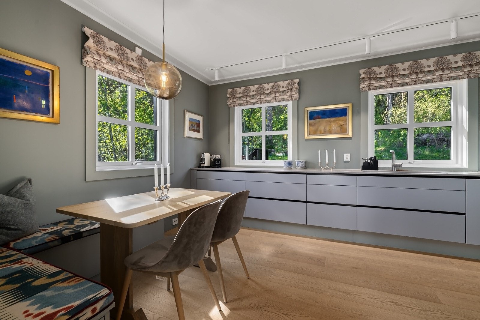 Lekkert kjøkken med innreding fra "Svane" (Nytt 2021). Koselig frokostplass med plassbygd sittebenk og god plass til bord. Galleribilde