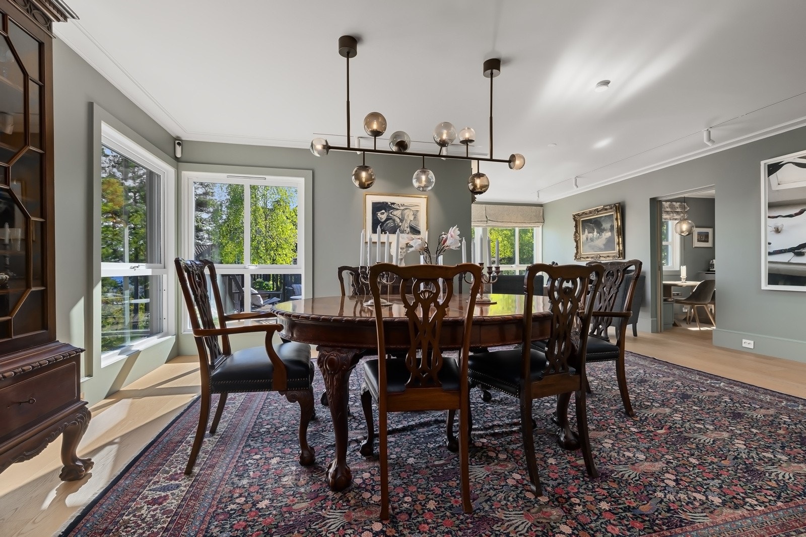 Stor og koselig spisestue med god plass til det store festbordet. Galleribilde