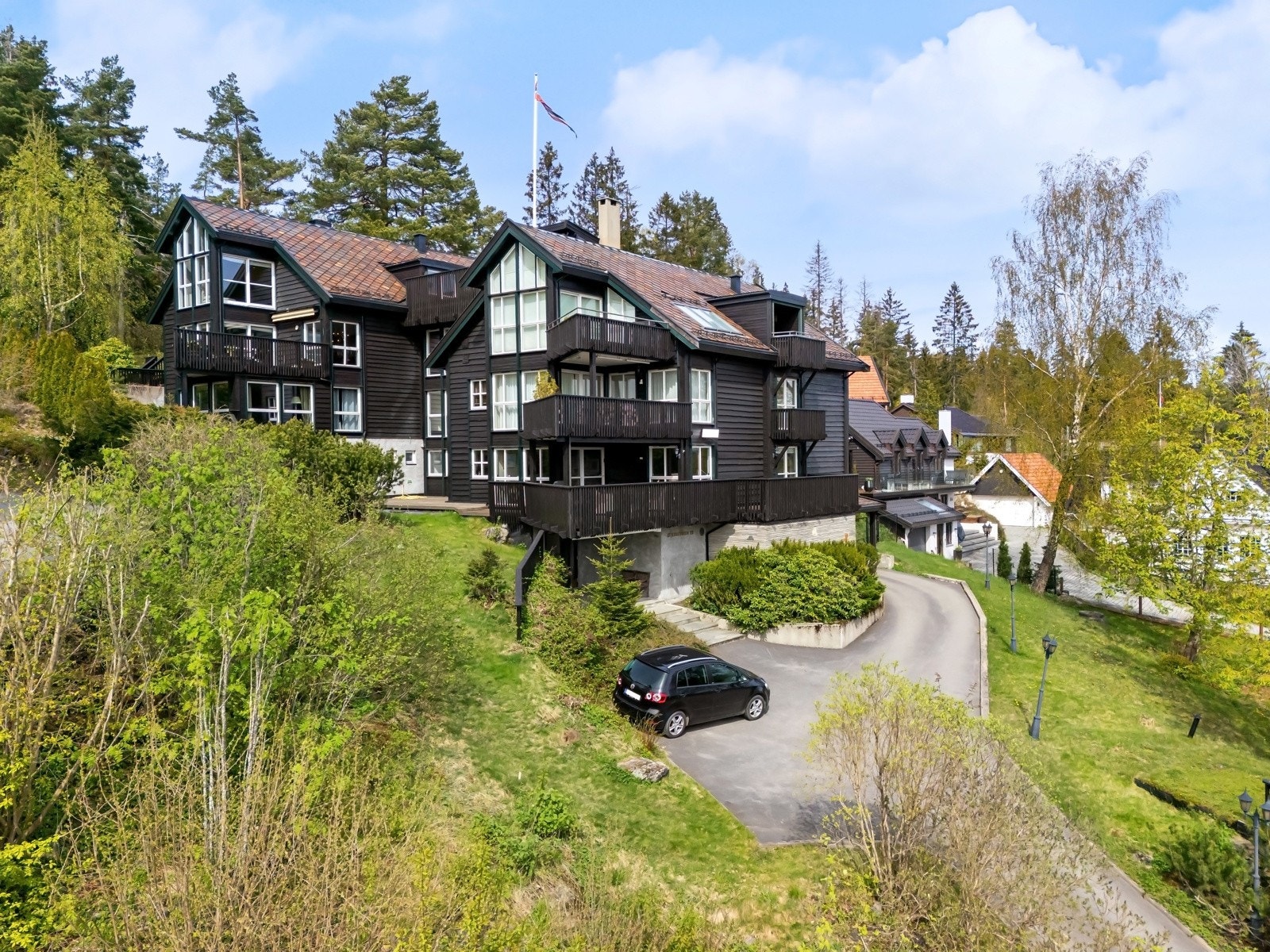 Ønsker du å bo nær marka og samtidig tett på byen ( ca 15 min kjøretur til sentrum), er Stjerneveien et perfekt utgangspunkt. Galleribilde