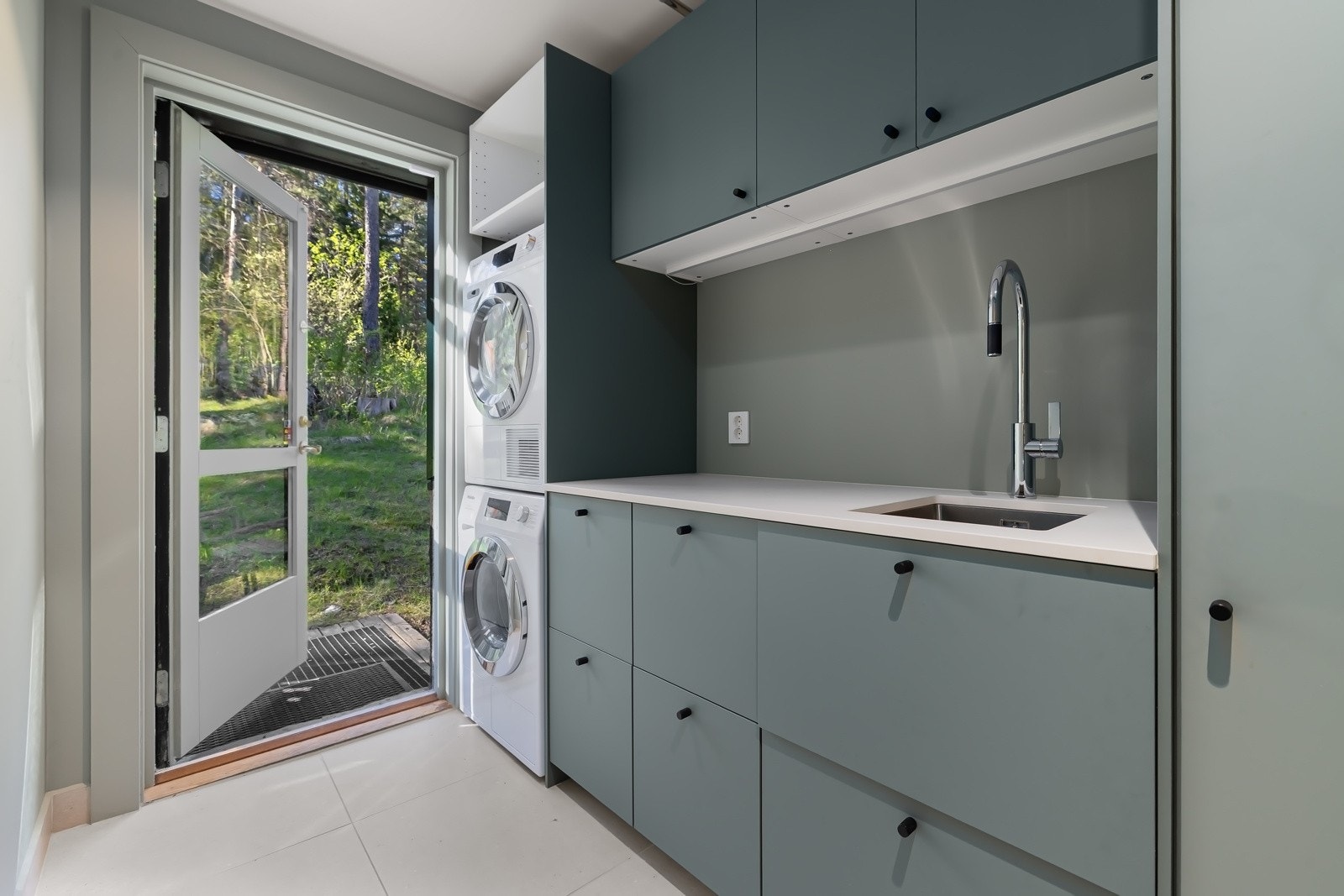 Praktisk vaskerom med utgang til terreng. Her starter tustien like utenfor døren og tar det på kort tid inn til flotte turløyper sommer som vinter. Galleribilde