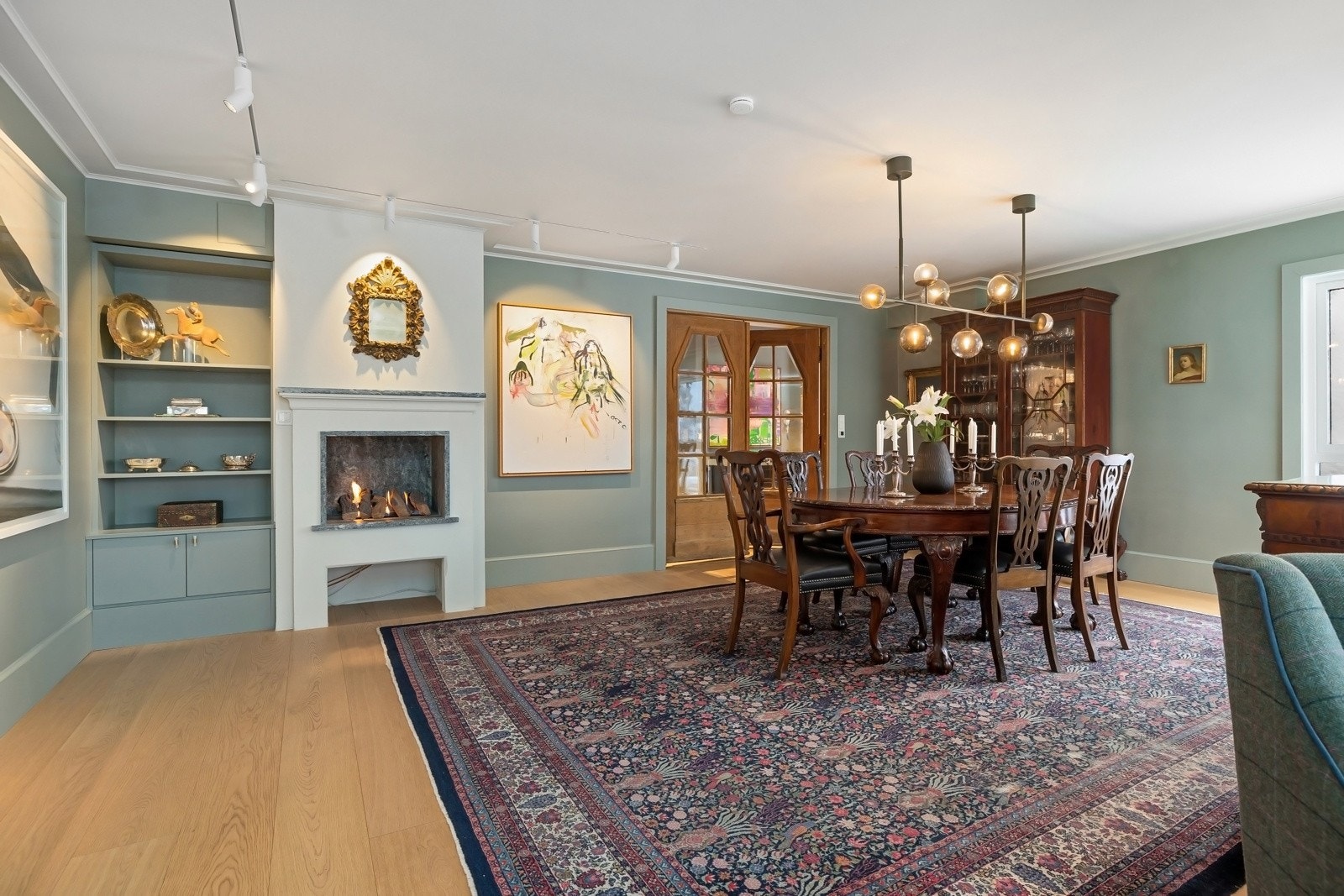 Det er installert gulvvarme (App styrt) i de fleste gulv i leiligheten. Vakker gasspeis (Ny 2021) i klebersten i spisestuen. Galleribilde