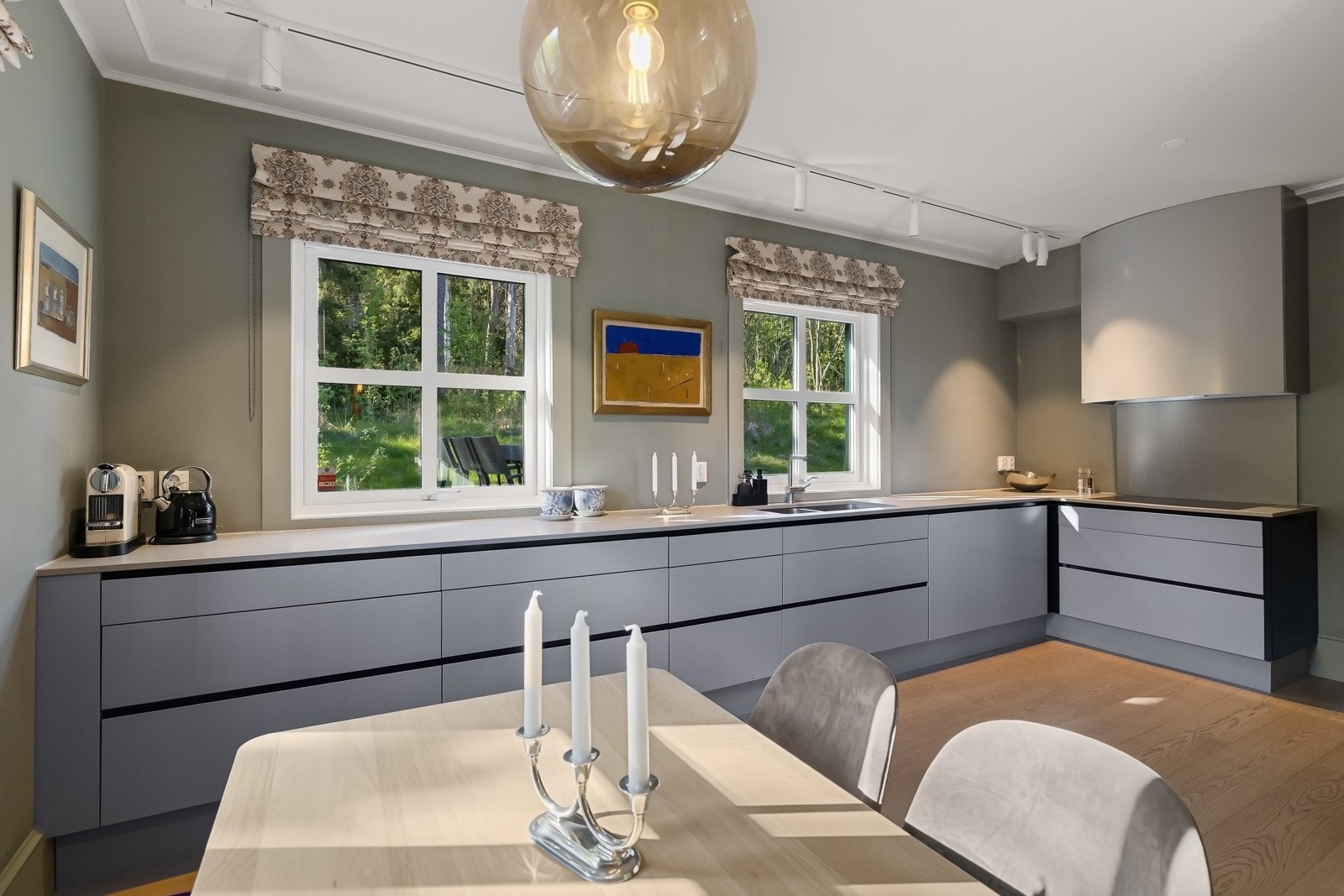 Kjøkkenet har glatt innredning med "soft-close" funksjon. Integrerte hvitevarer av høy kvalitet, samt kjøkkenventilator med avtrekk ut. Galleribilde