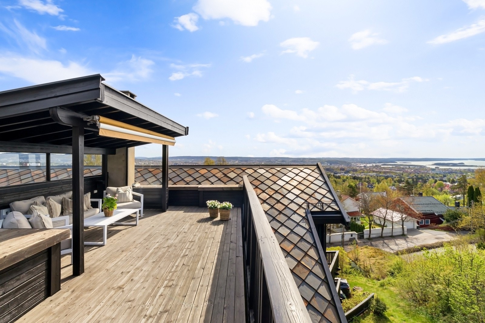 Fra takterrassen har du vakker utsikt over byen og fjorden, samt flotte solforhold. Galleribilde