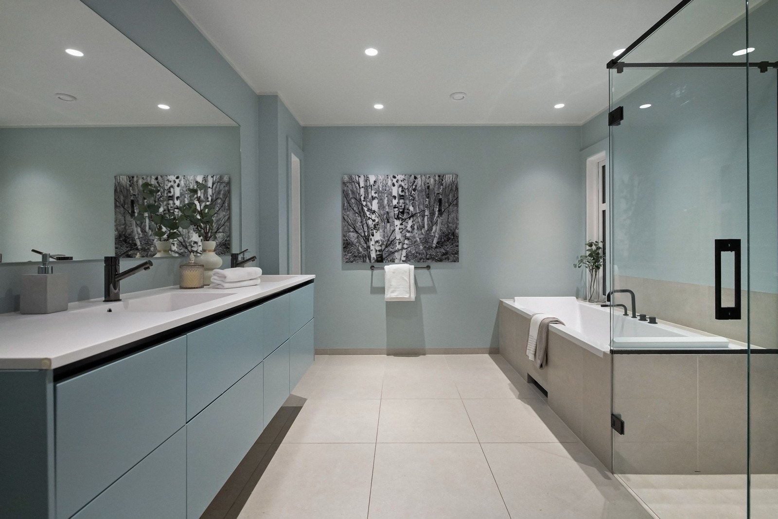 Baderom 1 (3 etasje - renovert 2021) - Flislagt bad/wc med varmekabler, avtrekk, speil, belysning, downlights, dobbel servant med innredning, dusjhjørne med innfellbar glassdør, vegghengt toalett og innmurt badekar. Galleribilde