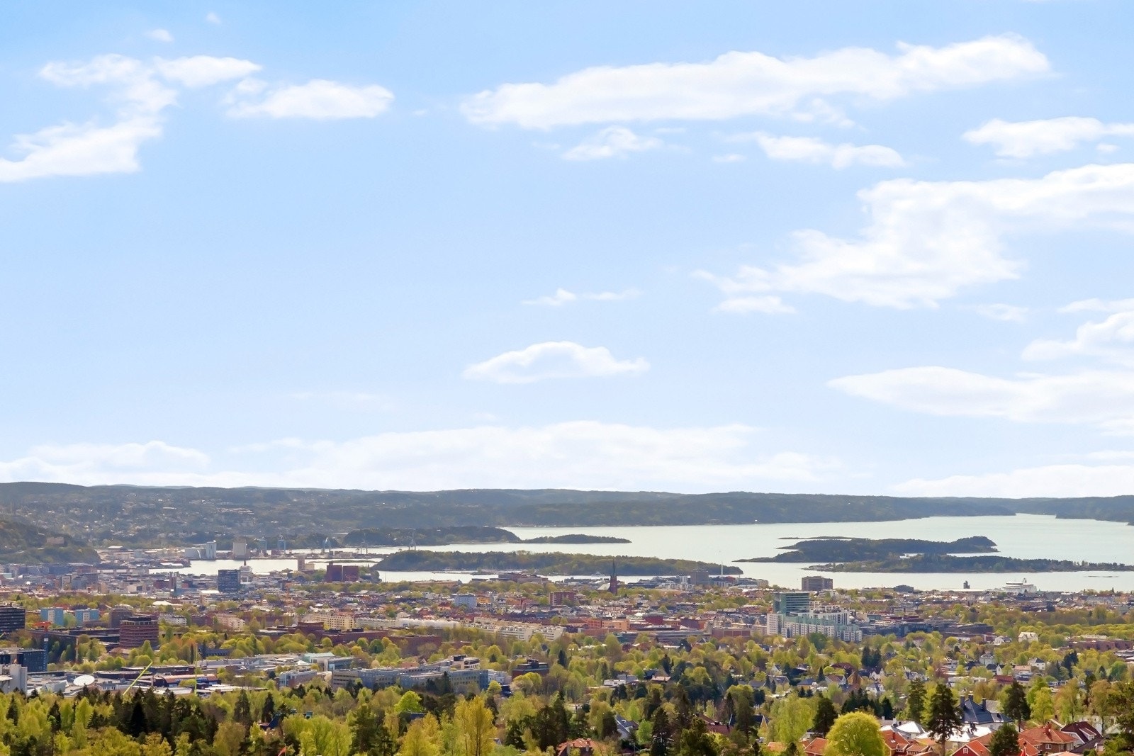 Leiligheten ligger tilbaketrukket på en høyde, med fantastisk utsikt over by og fjord. Galleribilde
